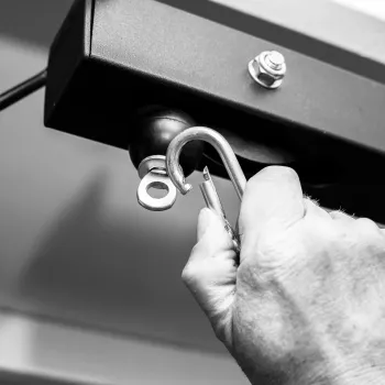 Carabiners – links – swivels